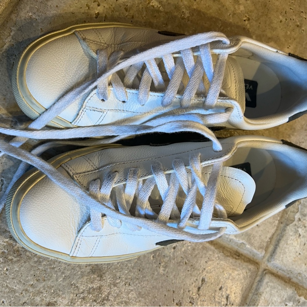Veja women’s size 7 shoes, great condition.
